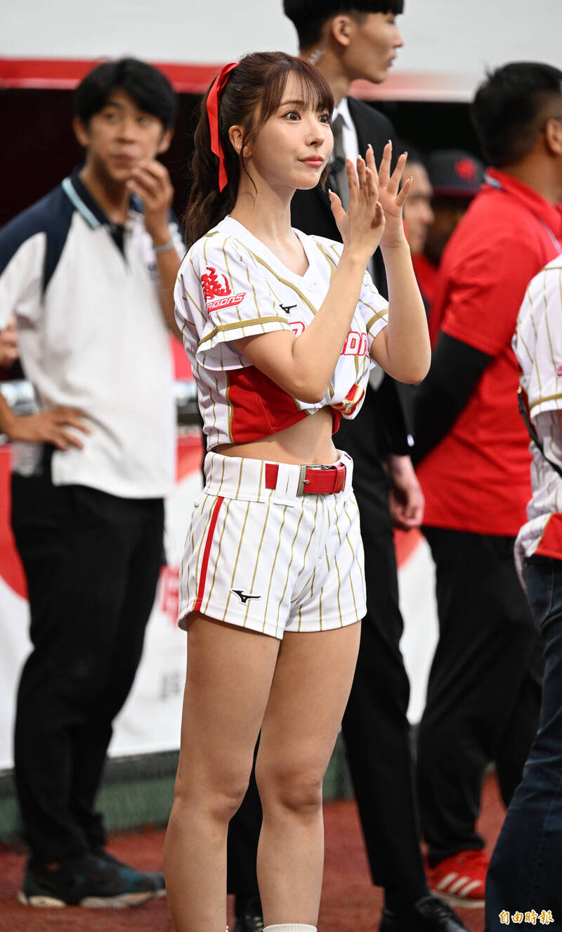 味全龍邀請三上悠亞開球。（記者王藝菘攝）