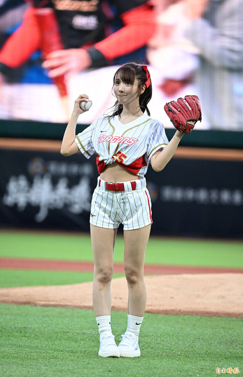 味全龍邀請三上悠亞開球。（記者王藝菘攝）