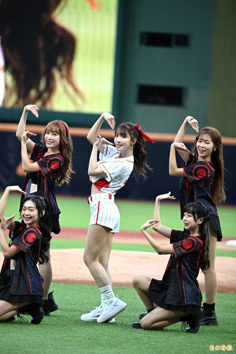 味全龍邀請三上悠亞開球。（記者王藝菘攝）