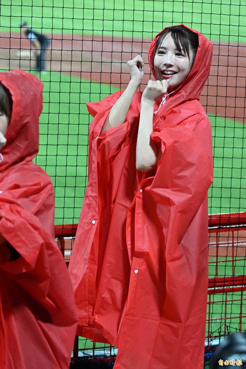 三上悠亞穿上雨衣幫味全龍應援。（記者王藝菘攝）