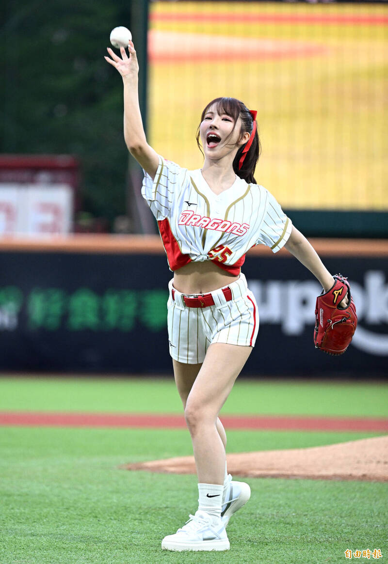 味全龍邀請三上悠亞開球。（記者王藝菘攝）