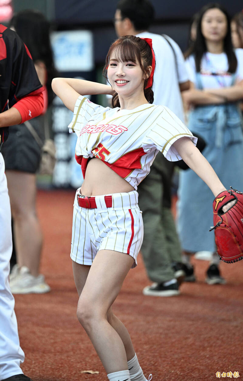 味全龍邀請三上悠亞開球。（記者王藝菘攝）