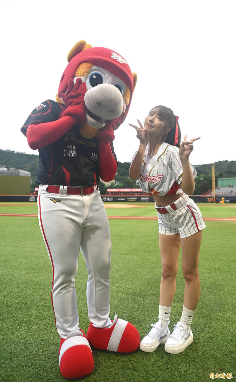 味全龍邀請三上悠亞開球。（記者王藝菘攝）