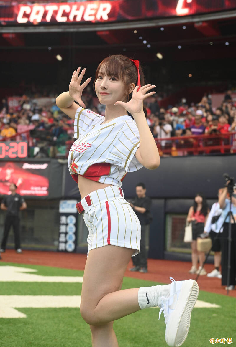 味全龍邀請三上悠亞開球。（記者王藝菘攝）