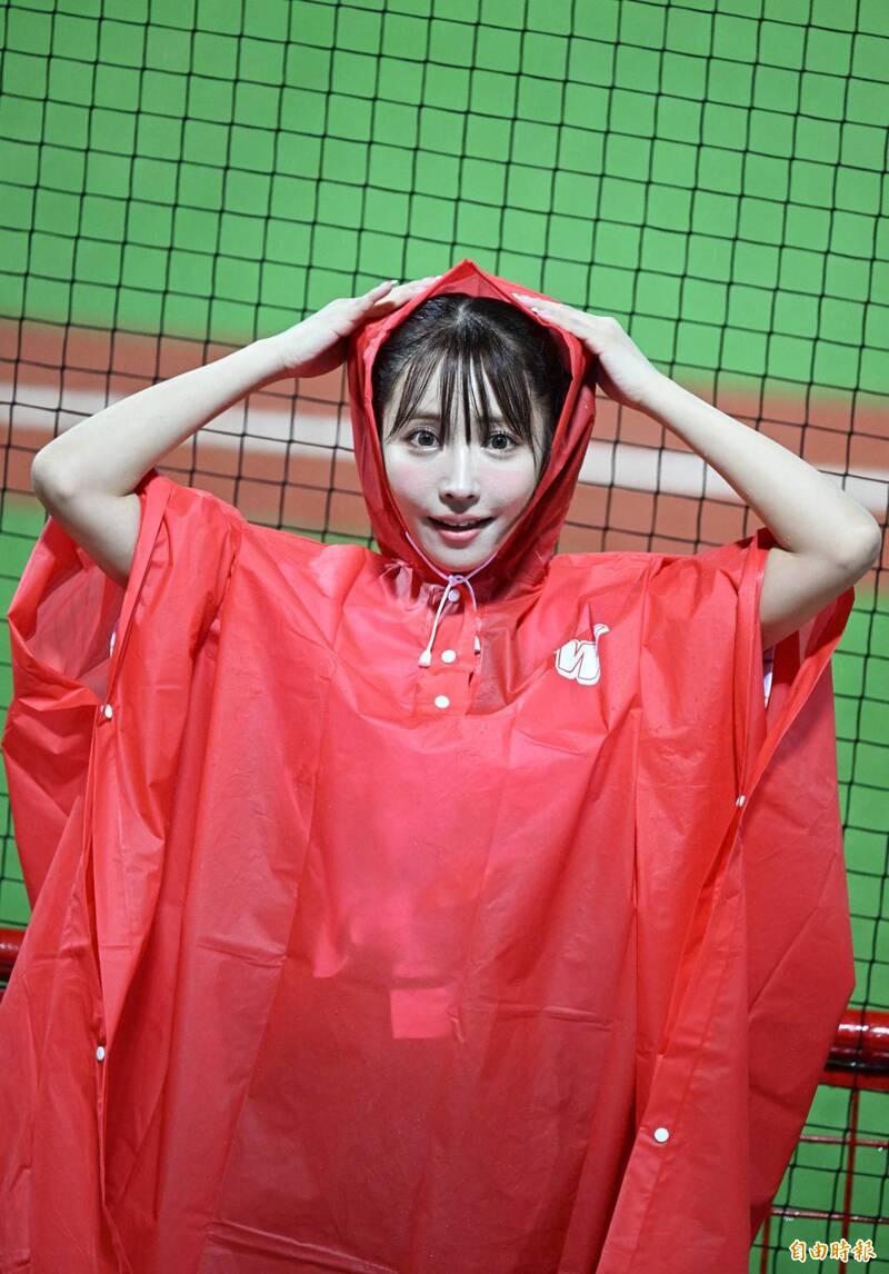 三上悠亞穿上雨衣幫味全龍應援。（記者王藝菘攝）