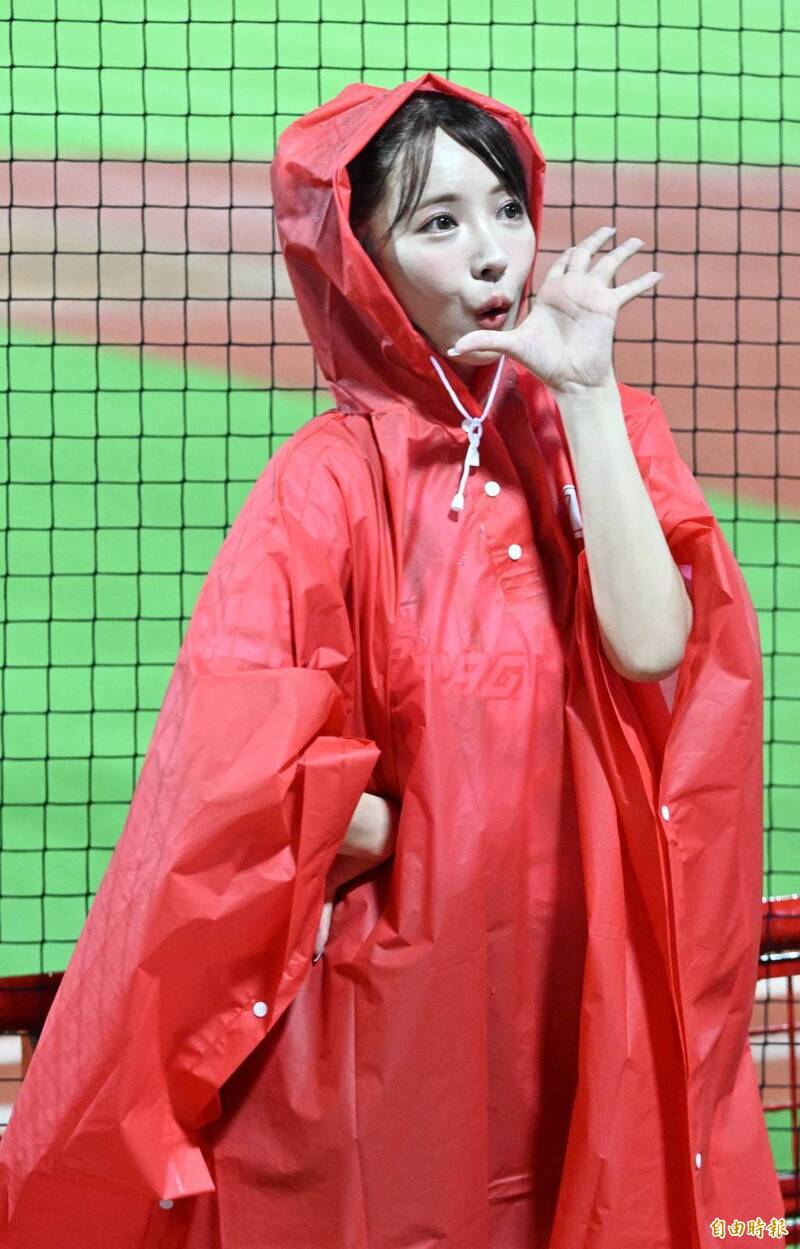 三上悠亞穿上雨衣幫味全龍應援。（記者王藝菘攝）