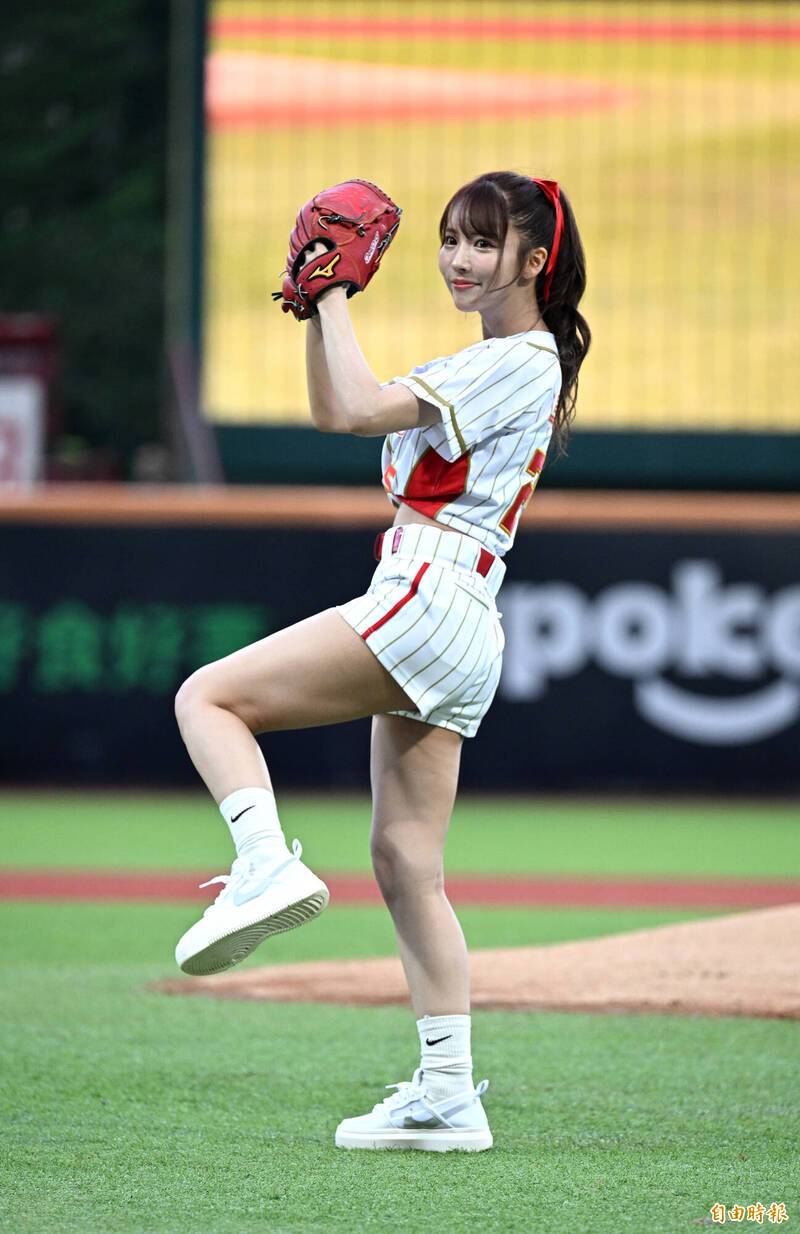 味全龍邀請三上悠亞開球。（記者王藝菘攝）