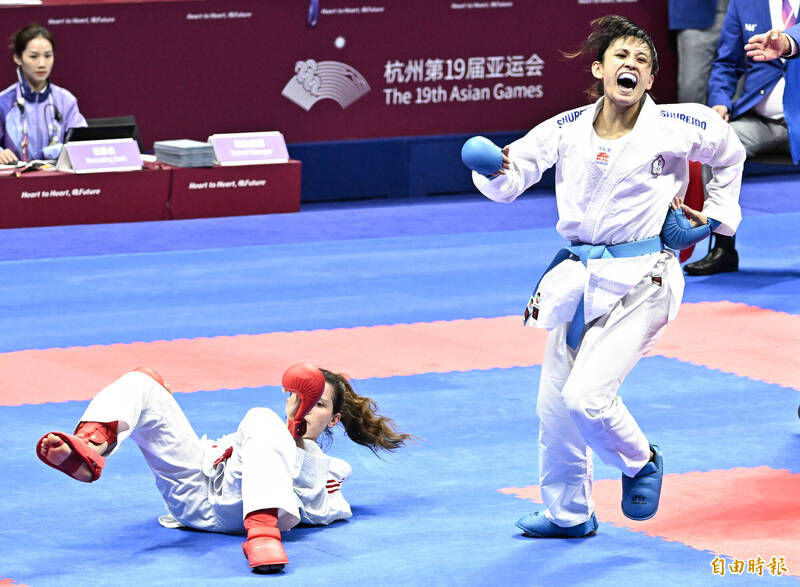 谷筱霜（藍方）連過三關，直闖金牌戰。（記者陳志曲攝）
