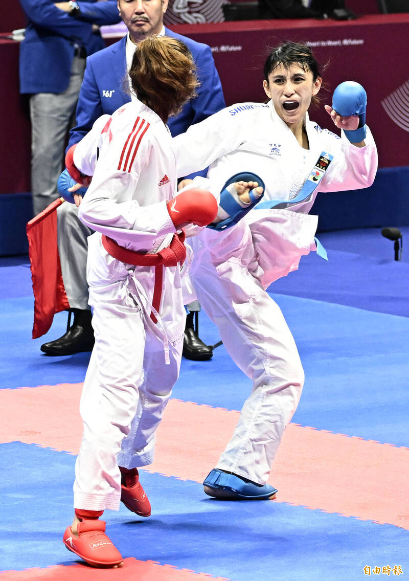 谷筱霜（藍方）連過三關，直闖金牌戰。（記者陳志曲攝）