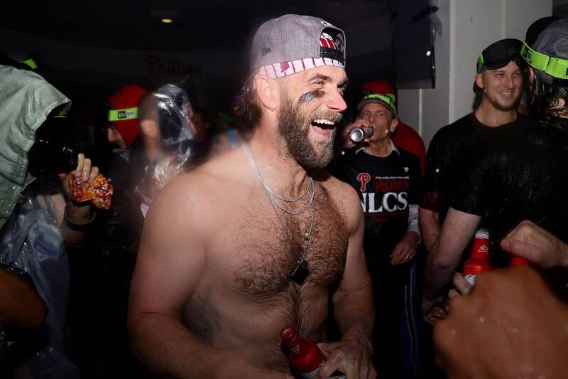 費城人挺進國聯冠軍賽，哈波開心地和隊友一同慶祝。（法新社）