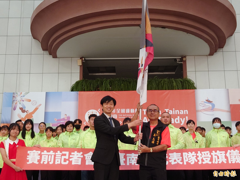 南市副市長葉澤山（左）代表將市旗交給南市體育總會理事長吳志祥（右），期許全運會台南代表隊旗開得勝。（記者洪瑞琴攝）