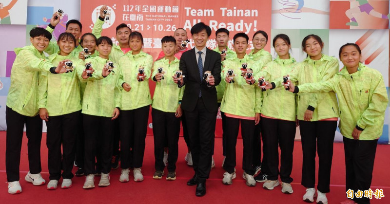 南市副市長葉澤山（中）期勉台南代表隊勇奪佳績。（記者洪瑞琴攝）