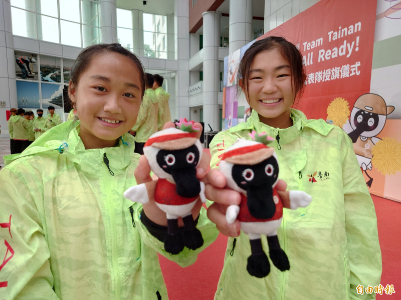 台南代表隊每人人手一隻台南吉祥物小黑琵吊飾，如同護身符帶來正能量加油。（記者洪瑞琴攝）