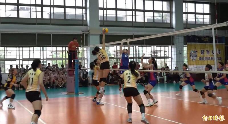 台電和中山工商女子排球隊合作，雙方首度進行了友誼賽。（記者洪臣宏攝）