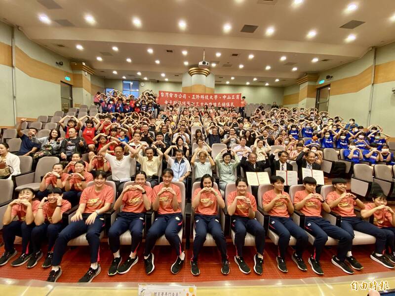 台電和中山工商女子排球隊合作，高雄市多所高國中小排球隊觀禮。（記者洪臣宏攝）