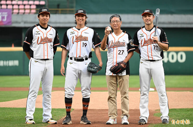 統一邀請名嘴馬西屏開球。（記者林正堃攝）