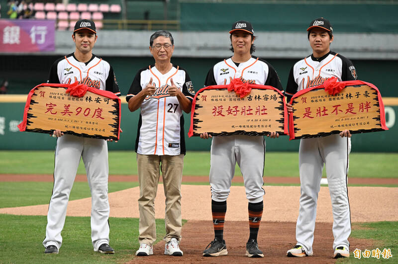 統一邀請名嘴馬西屏開球。（記者林正堃攝）