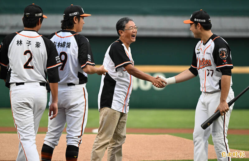 統一邀請名嘴馬西屏開球。（記者林正堃攝）