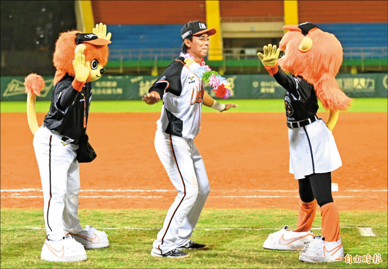 陳重廷（中）演出單局2安、單場3安猛打賞，首度在家鄉嘉義拿下MVP。（記者廖耀東攝）