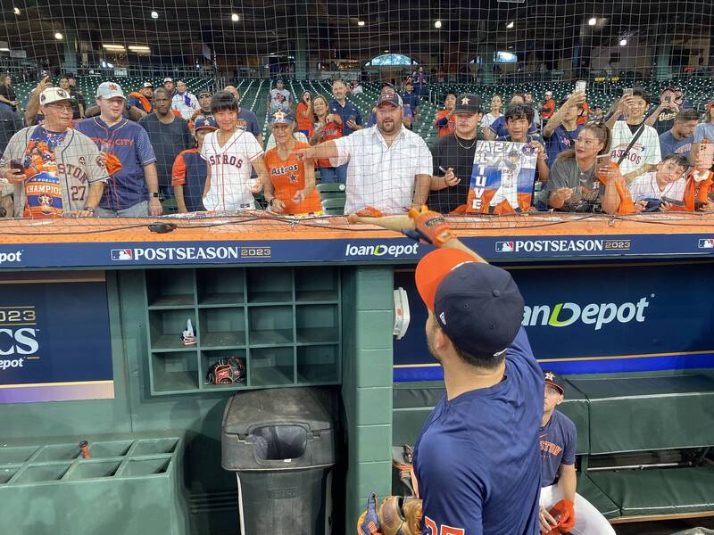 艾圖維致贈台灣球迷球棒。（取自推特）