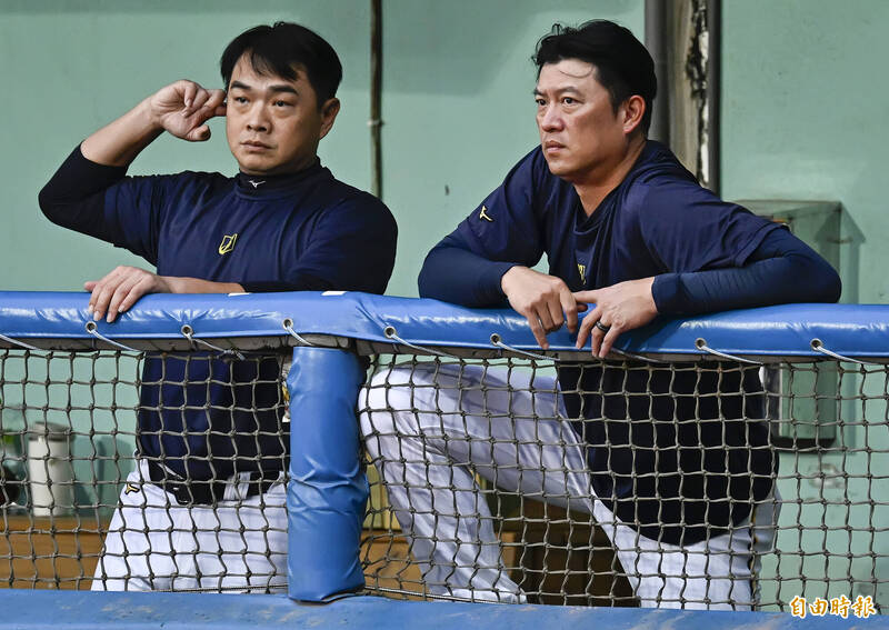 中信兄弟總教練彭政閔（左）與投手教練王建民（右）。（資料照，記者陳志曲攝）