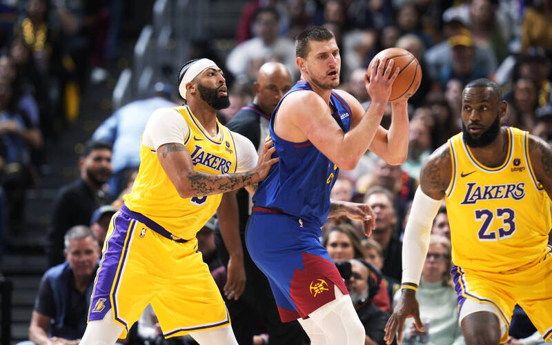 約基奇繳出29分、13籃板、11助攻大三元，率領金塊大勝湖人開出紅盤。（美聯社）