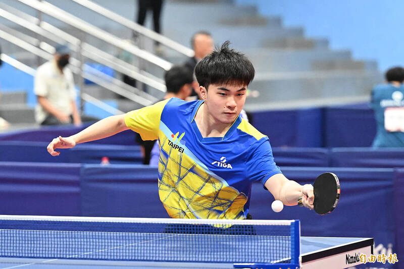 112年台南全運會男子組桌球單打賽，林昀儒擊敗台南地主黃彥誠獲得金牌。（記者李惠洲攝）