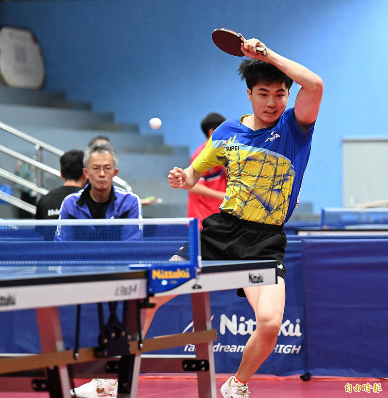 112年台南全運會男子組桌球單打賽，林昀儒擊敗台南地主黃彥誠獲得金牌。（記者李惠洲攝）