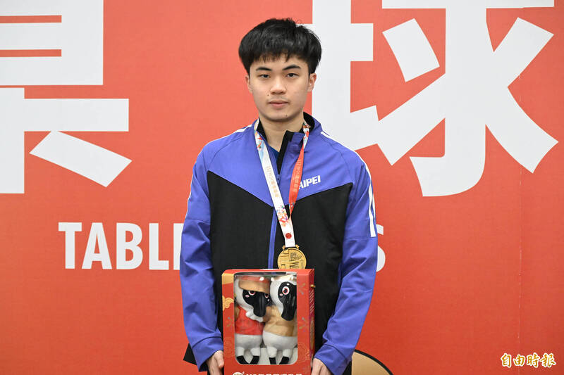 112年台南全運會男子組桌球單打賽，林昀儒擊敗台南地主黃彥誠獲得金牌。（記者李惠洲攝）