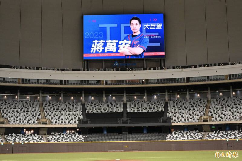台北市長蔣萬安，與副市長林奕華及李四川一同帶領媒體開箱大巨蛋，蔣市長並站上大巨蛋投手丘模擬投球及揮棒，會後並接受媒體聯訪。（記者田裕華攝）