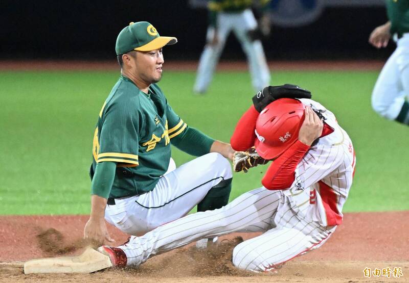 味全找合庫打練習賽，備戰台灣大賽。（記者林正堃攝）