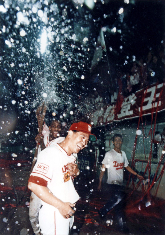 1996年味全龍下半季封王，總教練徐生明接受球員潑香檳慶祝。（資料照）