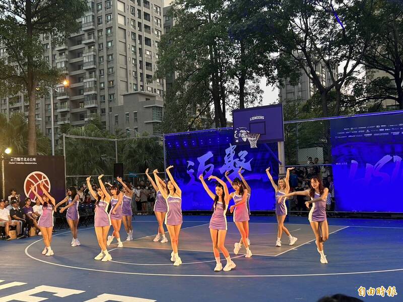慕獅女孩 JOY 於新竹攻城獅開季記者會展現甜美活力熱舞