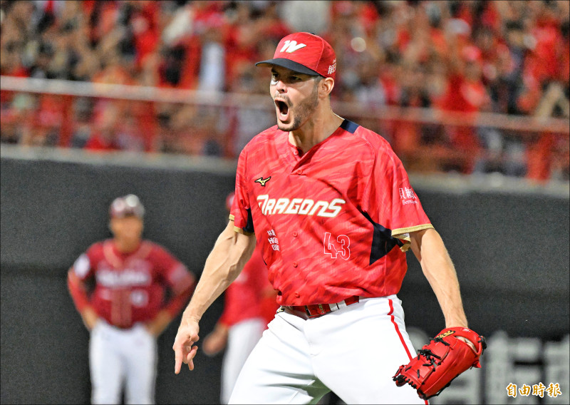 味全先發投手布里悍，8上看到林子偉在本壘遭觸殺後，激情狂吼，引爆板凳清空。（記者林正堃攝）