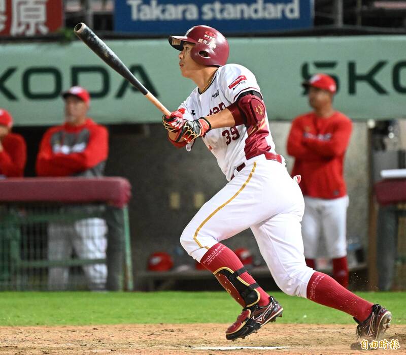 樂天桃猿林立。（記者林正堃攝）