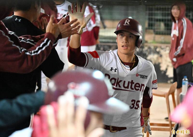 樂天桃猿林立。（記者林正堃攝）