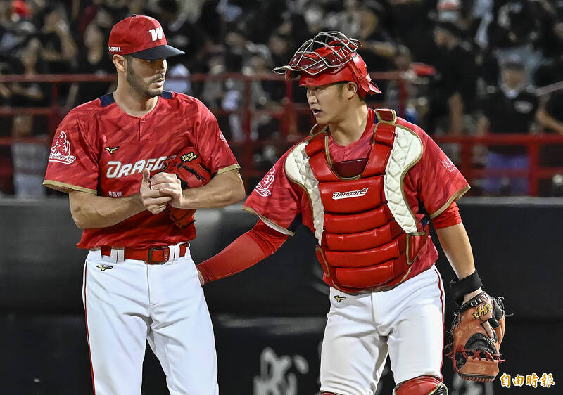 味全龍先發投手布里悍亂流退場。（記者陳志曲攝）