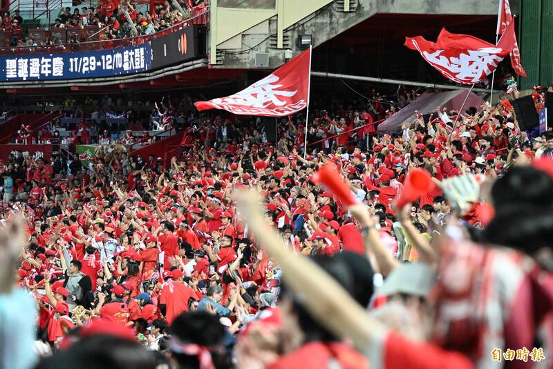 味全龍領隊丁仲緯表示，單場門票和商品收入估算破千萬，粗估5場進帳超過5千萬。（記者林正堃攝）