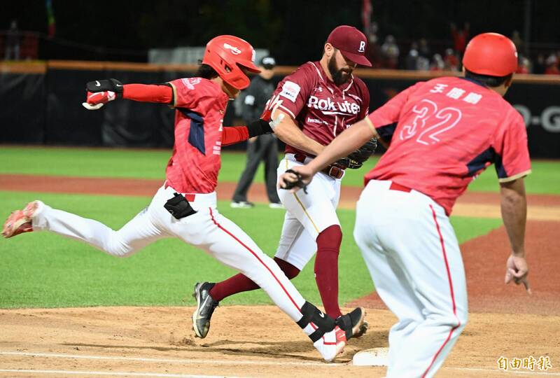 張政禹敲出內野安打。（記者林正堃攝）