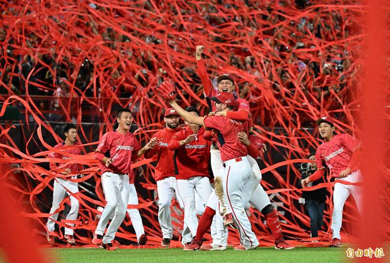 味全龍奪下隊史第5座總冠軍。（記者林正堃攝）