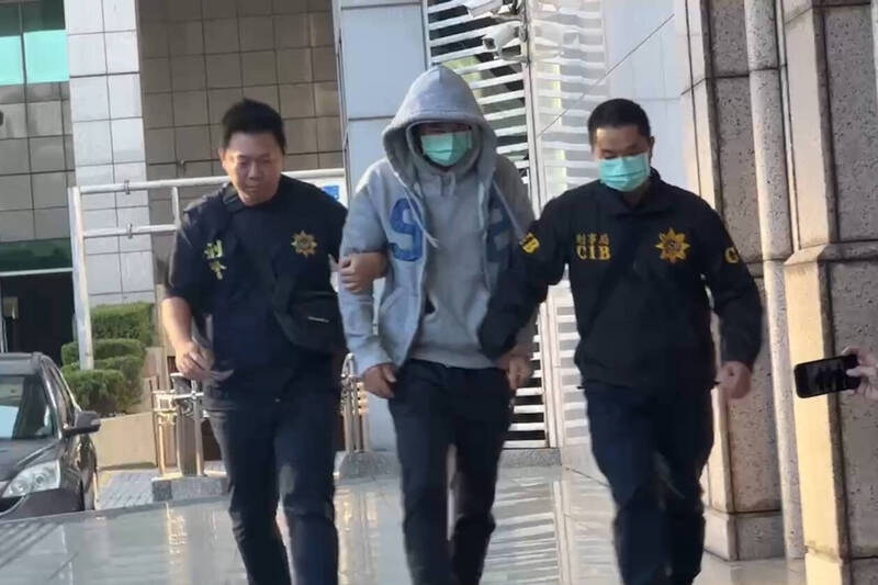曾獲SBL年度MVP的柯旻豪下午被帶進刑事局偵訊，訊後被列為被告，晚間移送士林地檢署法辦。（記者邱俊福翻攝）
