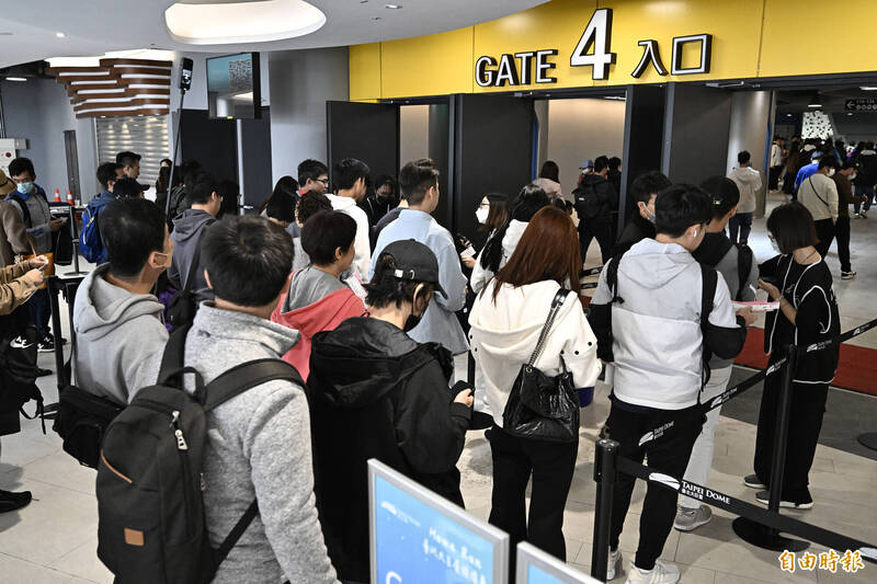 這次臺北大巨蛋預備賽開放三個入口供球迷進場。（記者陳志曲攝）