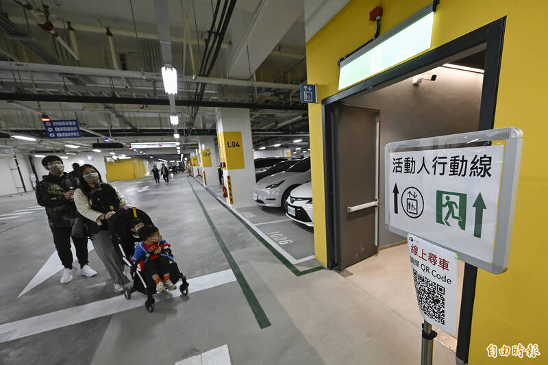 這次臺北大巨蛋預備賽開放民眾憑券停車，停車場也有指示牌指引方向。（記者陳志曲攝）