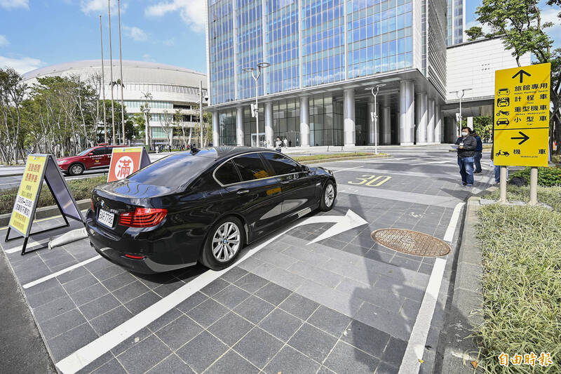 汽車與機車可以憑票停入大巨蛋停車場。（記者陳志曲攝）