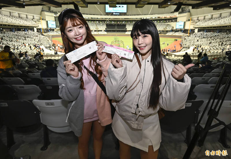 樂天女孩舞蹈總監陸筱晴（右）與樂天女孩曲羿（左）現身臺北大巨蛋，興奮開箱。（記者陳志曲攝）