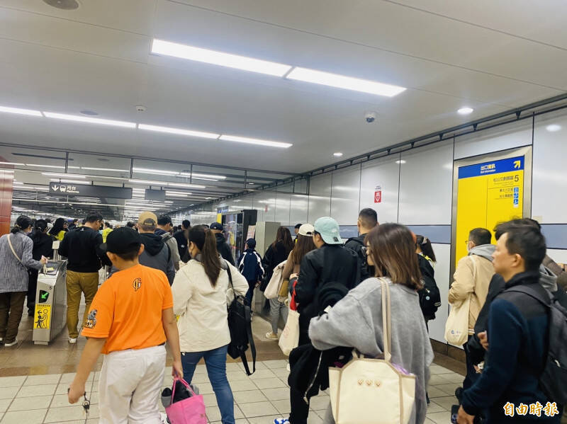 民眾從大巨蛋散場到捷運國父紀念館的狀況。（記者楊心慧攝）