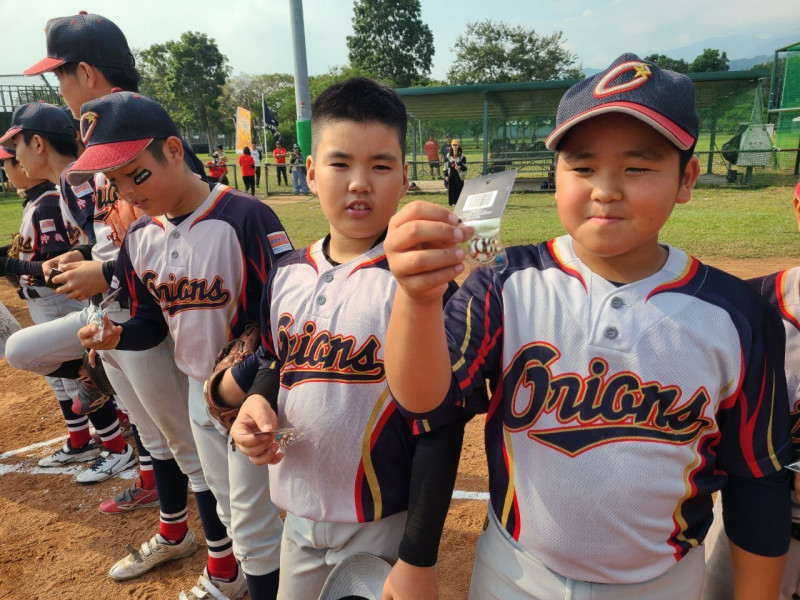 日本球員與公館國小交換禮物。（大會提供）