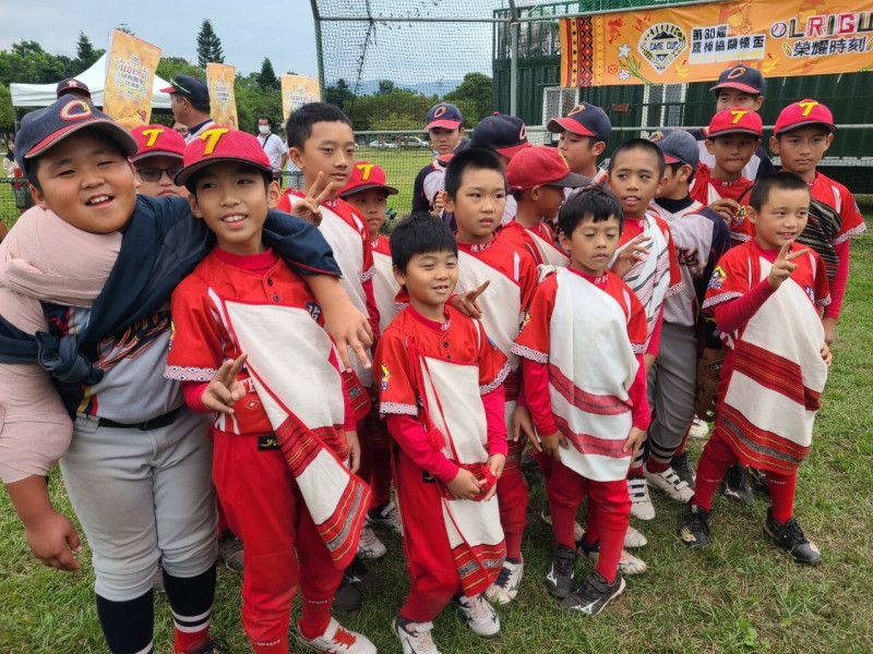 德芙蘭穿上泰雅族傳統服飾與日本球員交流。（大會提供）