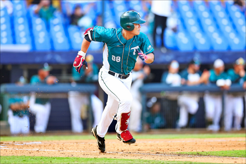 台鋼雄鷹藍寅倫冬盟連2場扛4棒都有安打。（中職提供）