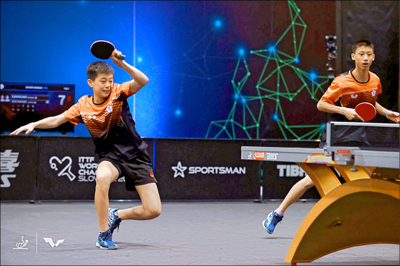 郭冠宏（左）與徐絃家（右）第二次搭檔出賽就摘金牌。（取自WTT官網）